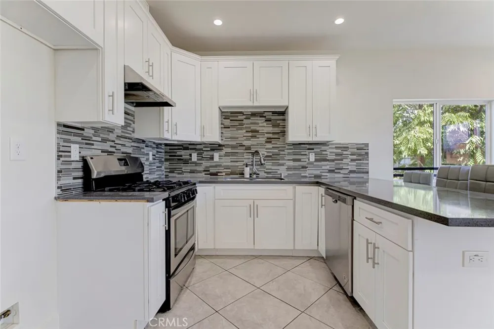 6821 Agnes Ave. North Hollywood, CA 91605