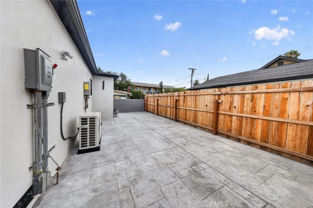 2325 Naomi Street Burbank, CA 91504