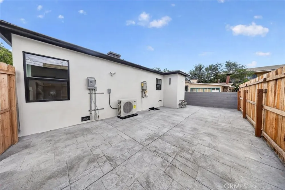 2325 Naomi Street Burbank, CA 91504