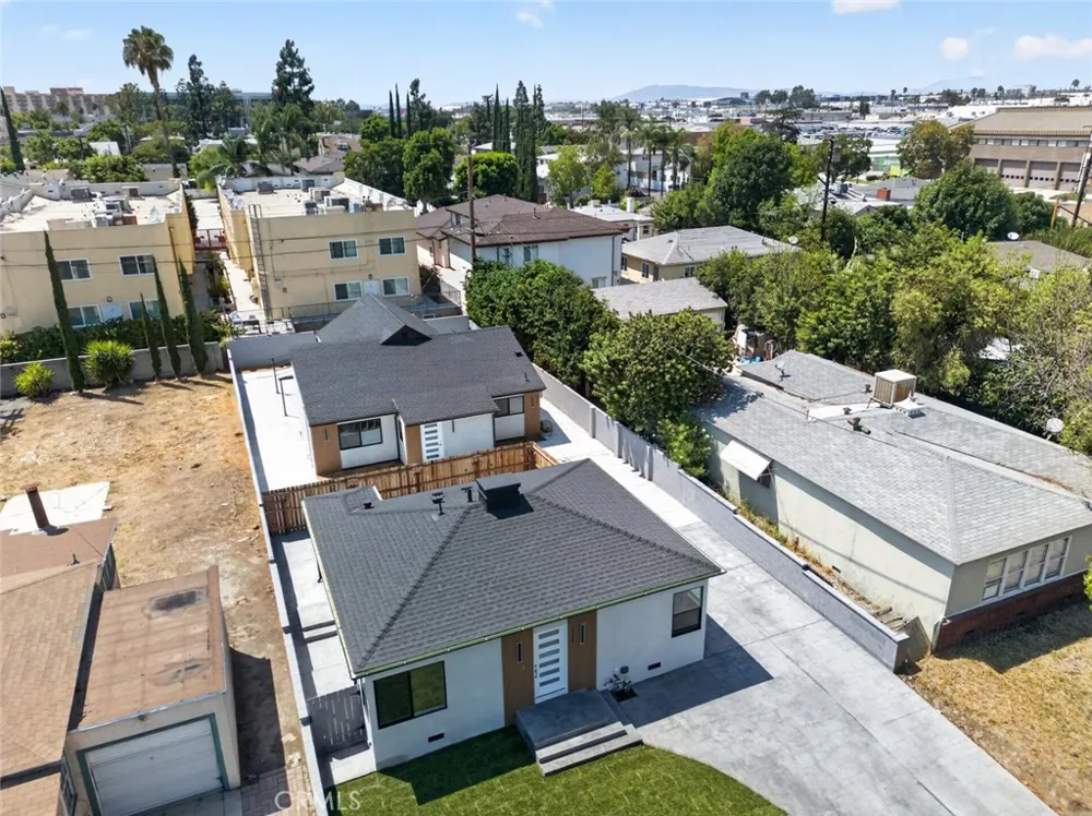 2325 Naomi Street Burbank, CA 91504