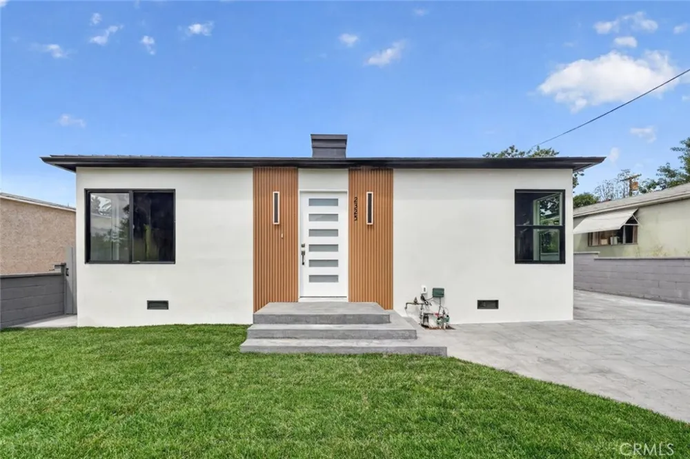 2325 Naomi Street Burbank, CA 91504