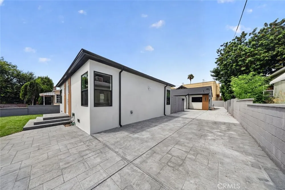 2325 Naomi Street Burbank, CA 91504