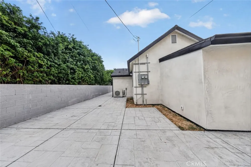 2327 Naomi Street Burbank, CA 91504