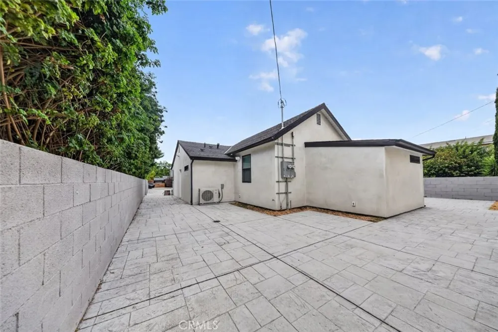 2327 Naomi Street Burbank, CA 91504