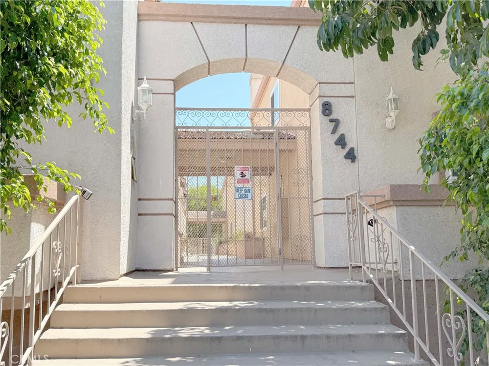 8744 Darby Avenue #14 Northridge, CA 91325