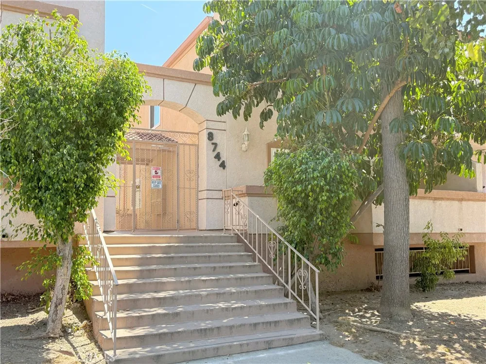 8744 Darby Avenue #14 Northridge, CA 91325