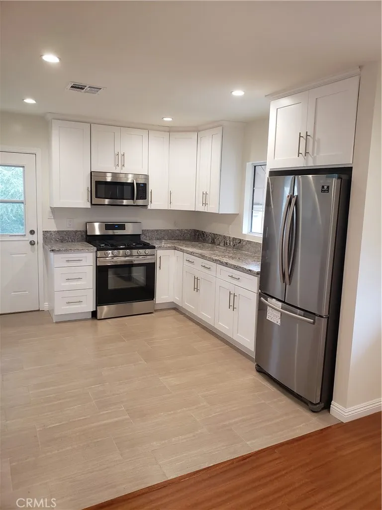 2515 Foothill Boulevard La Crescenta, CA 91214