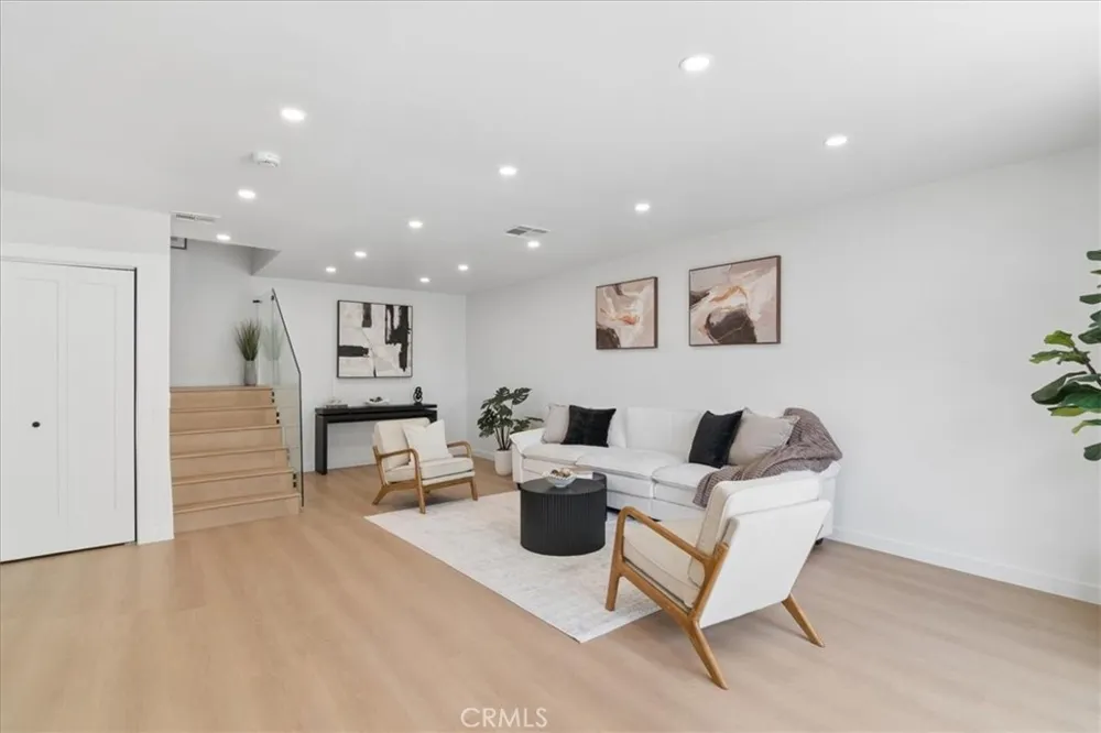 10234 Variel #12 Chatsworth, CA 91311