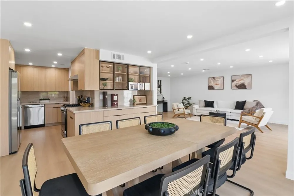 10234 Variel #12 Chatsworth, CA 91311