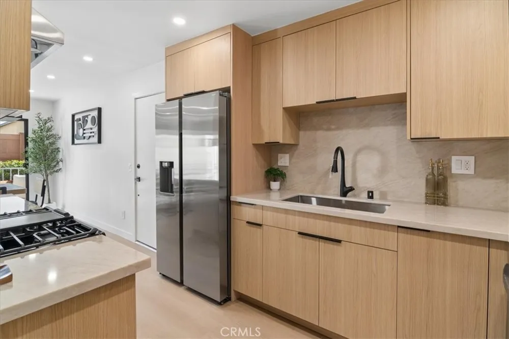 10234 Variel #12 Chatsworth, CA 91311