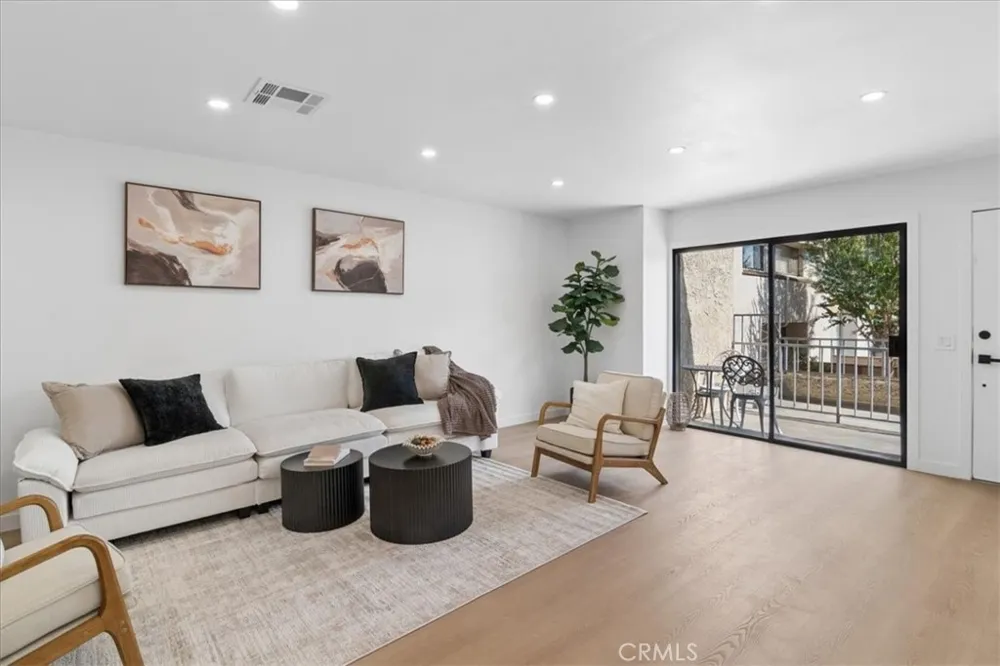 10234 Variel #12 Chatsworth, CA 91311