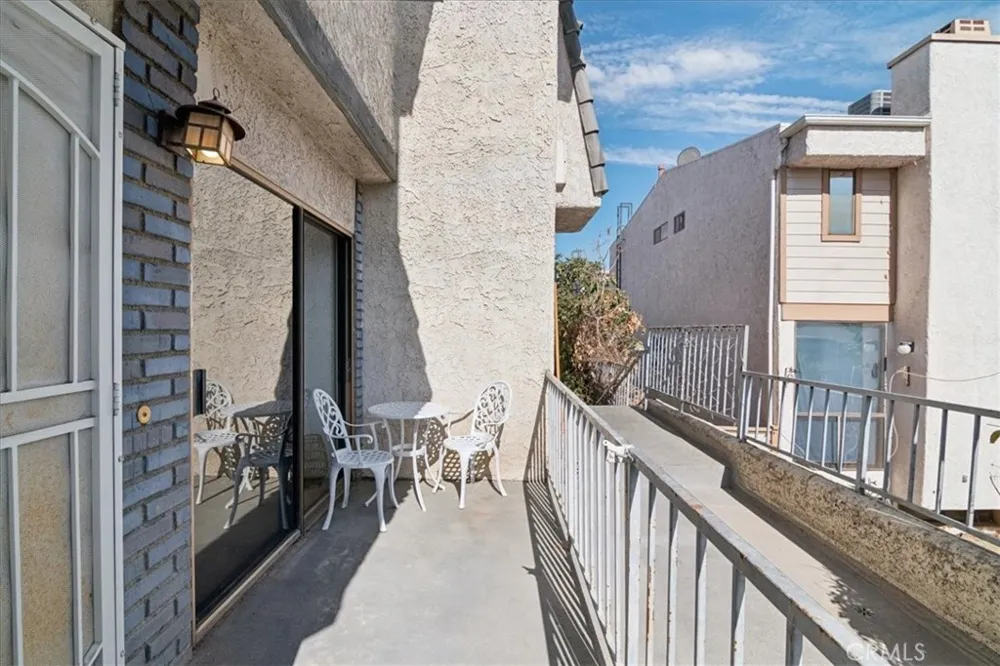 10234 Variel #12 Chatsworth, CA 91311
