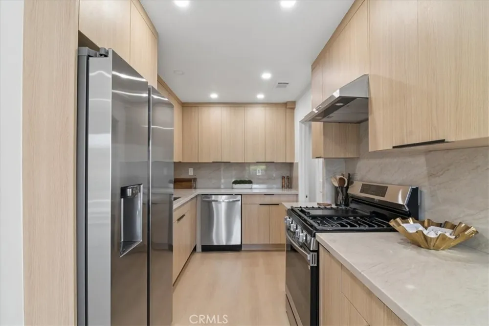 10234 Variel #12 Chatsworth, CA 91311