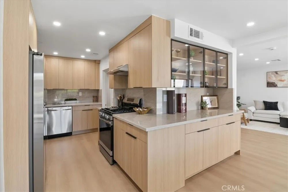 10234 Variel #12 Chatsworth, CA 91311