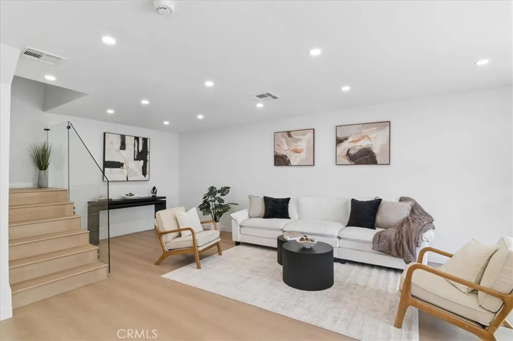 10234 Variel #12 Chatsworth, CA 91311