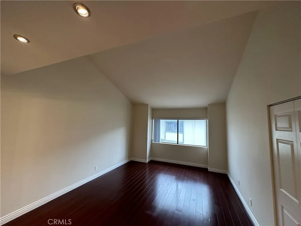 22865 Del Valle Street #12 Woodland Hills, CA 91364