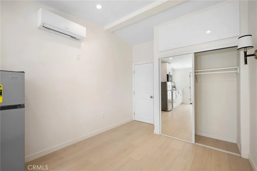 22432 Burbank #1/2 Woodland Hills, CA 91367