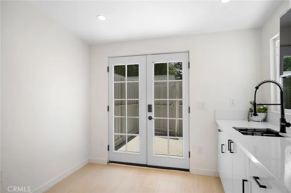 22432 Burbank #1/2 Woodland Hills, CA 91367