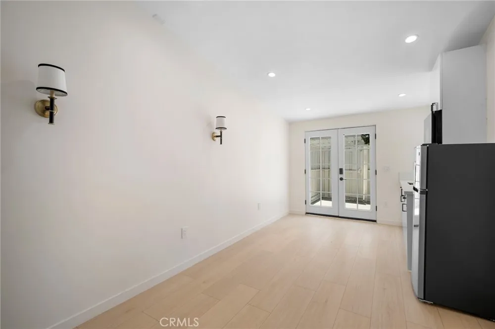 22432 Burbank #1/2 Woodland Hills, CA 91367