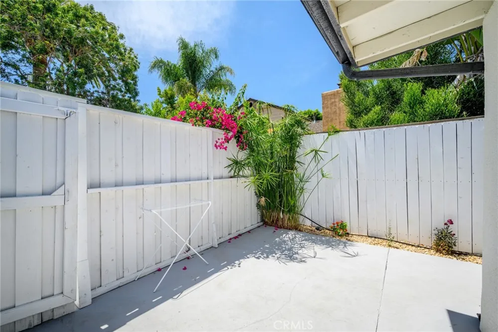 22432 Burbank #1/2 Woodland Hills, CA 91367