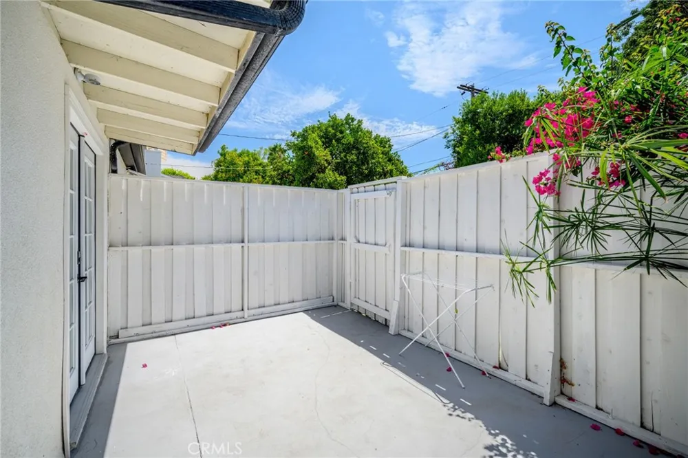 22432 Burbank #1/2 Woodland Hills, CA 91367