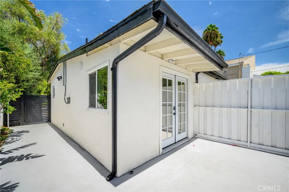 22432 Burbank #1/2 Woodland Hills, CA 91367