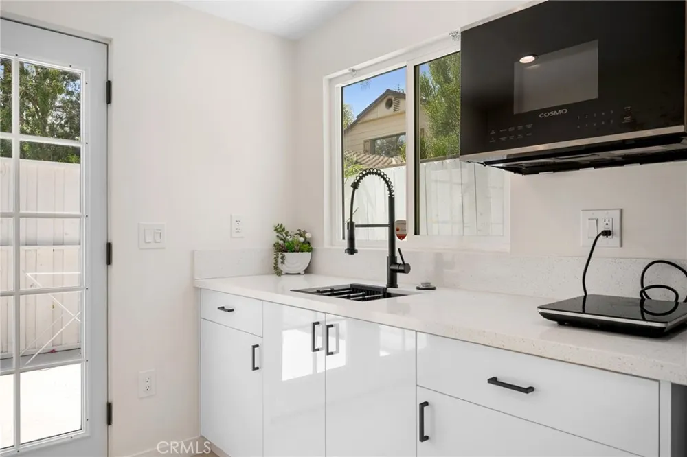 22432 Burbank #1/2 Woodland Hills, CA 91367