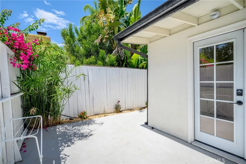 22432 Burbank #1/2 Woodland Hills, CA 91367