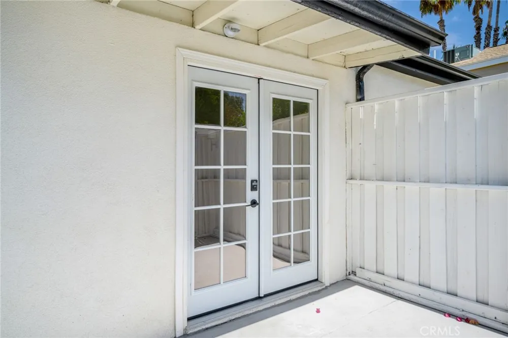 22432 Burbank #1/2 Woodland Hills, CA 91367