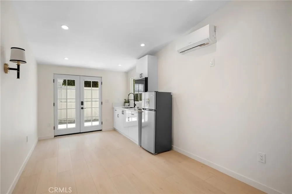 22432 Burbank #1/2 Woodland Hills, CA 91367