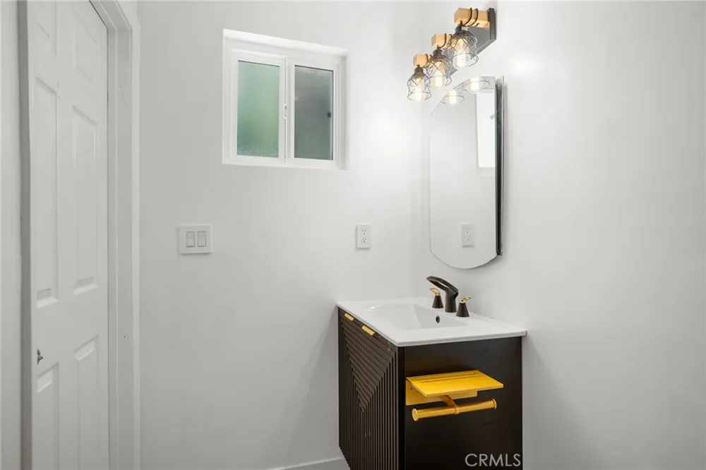 22432 Burbank #1/2 Woodland Hills, CA 91367
