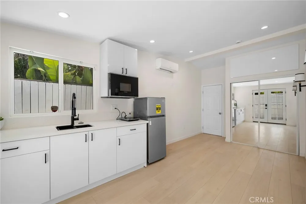22432 Burbank #1/2 Woodland Hills, CA 91367