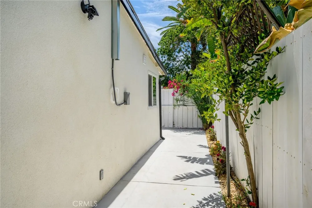 22432 Burbank #1/2 Woodland Hills, CA 91367