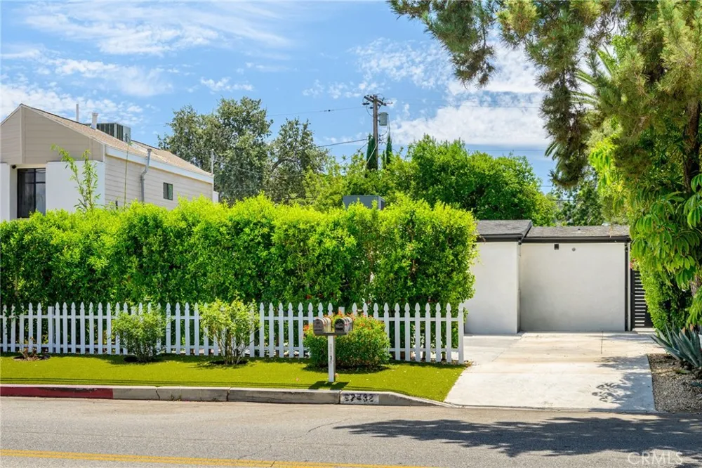 22432 Burbank #1/2 Woodland Hills, CA 91367