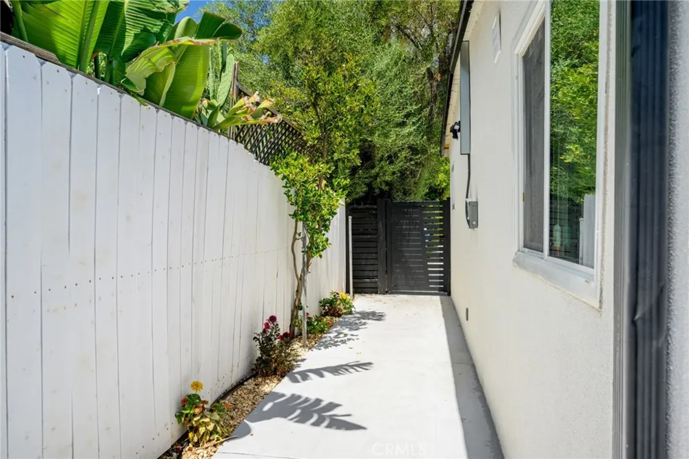 22432 Burbank #1/2 Woodland Hills, CA 91367