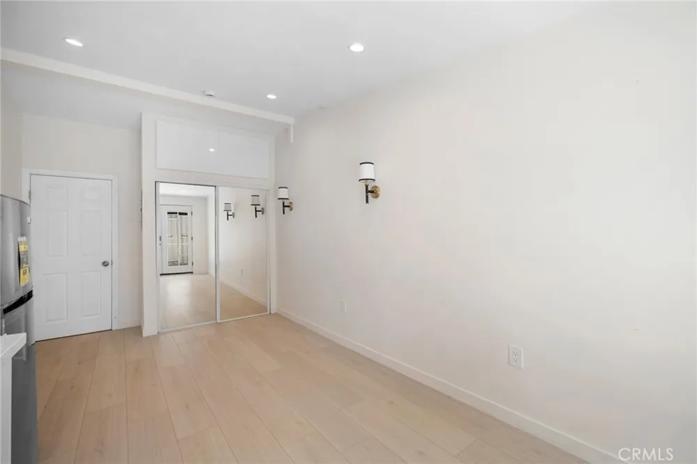 22432 Burbank #1/2 Woodland Hills, CA 91367