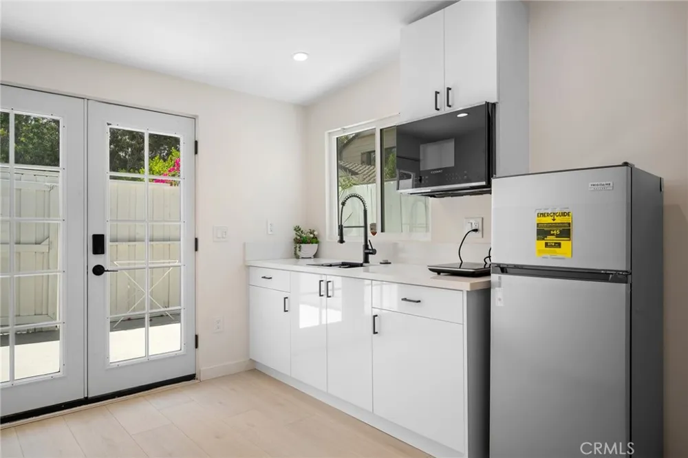 22432 Burbank #1/2 Woodland Hills, CA 91367
