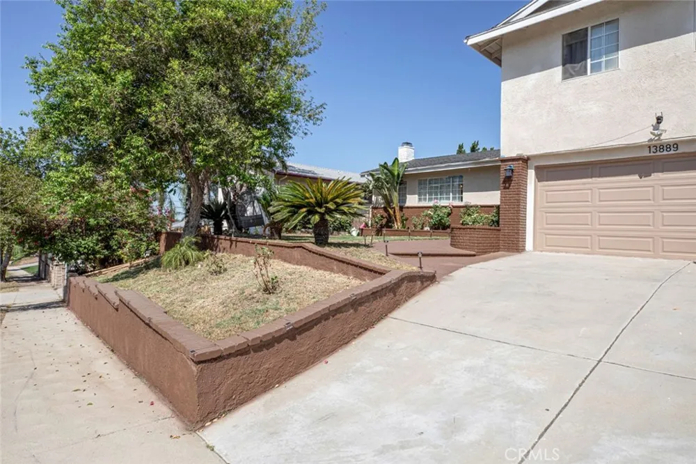 13889 Nurmi Sylmar, CA 91342