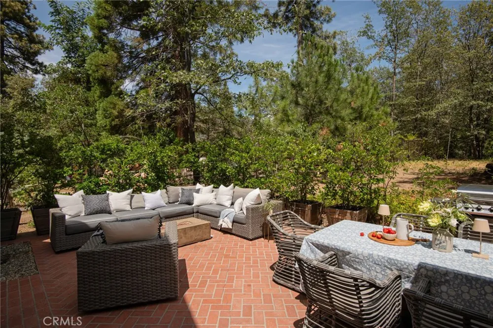 869 Shelter Cove Lake Arrowhead, CA 92352