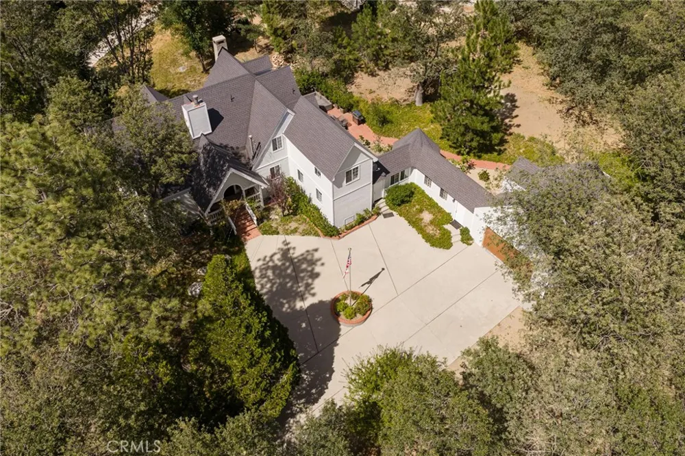 869 Shelter Cove Lake Arrowhead, CA 92352