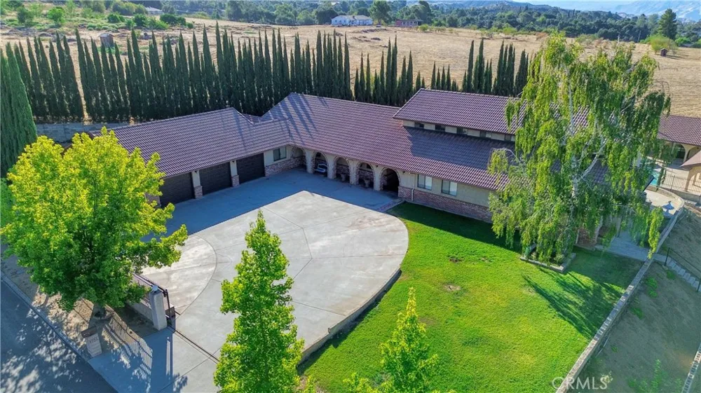 8956 Oak Creek Rd Cherry Valley, CA 92223