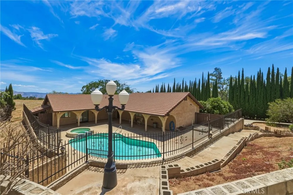 8956 Oak Creek Rd Cherry Valley, CA 92223
