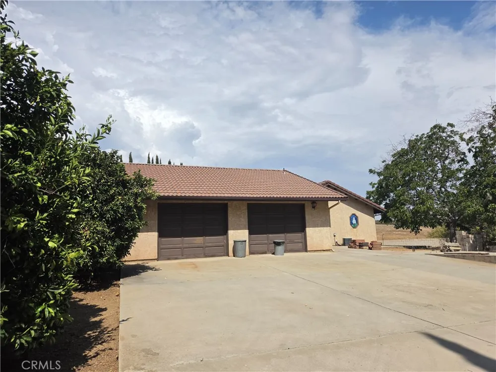 8956 Oak Creek Rd Cherry Valley, CA 92223