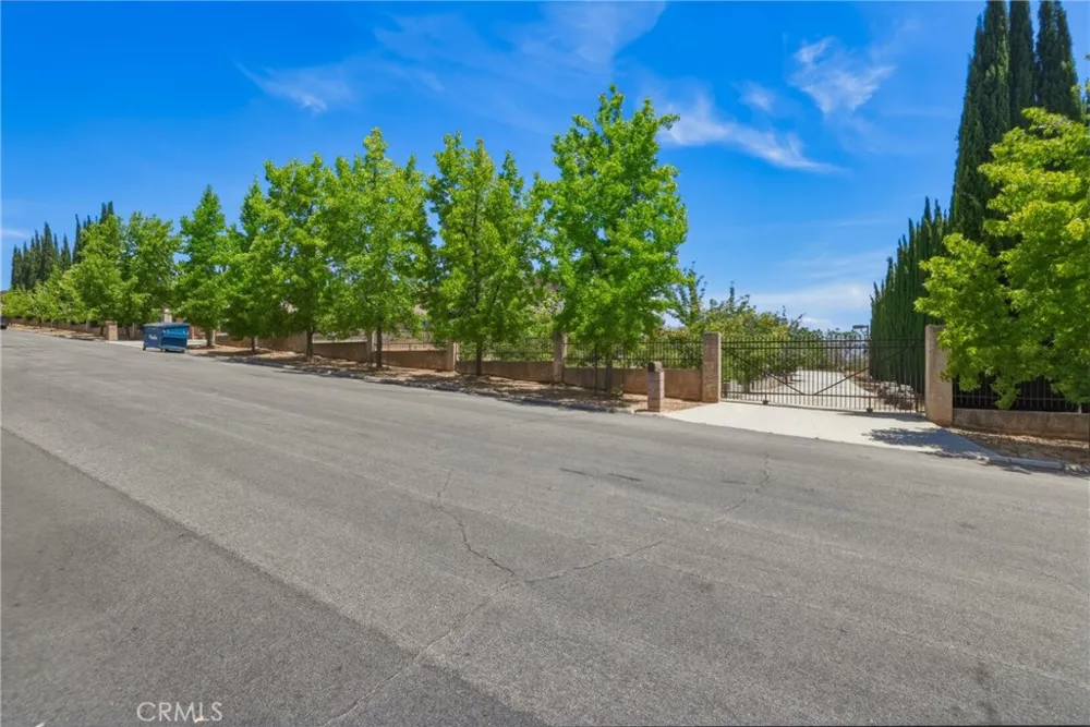 8956 Oak Creek Rd Cherry Valley, CA 92223