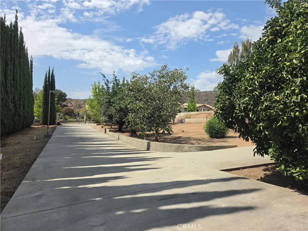 8956 Oak Creek Rd Cherry Valley, CA 92223