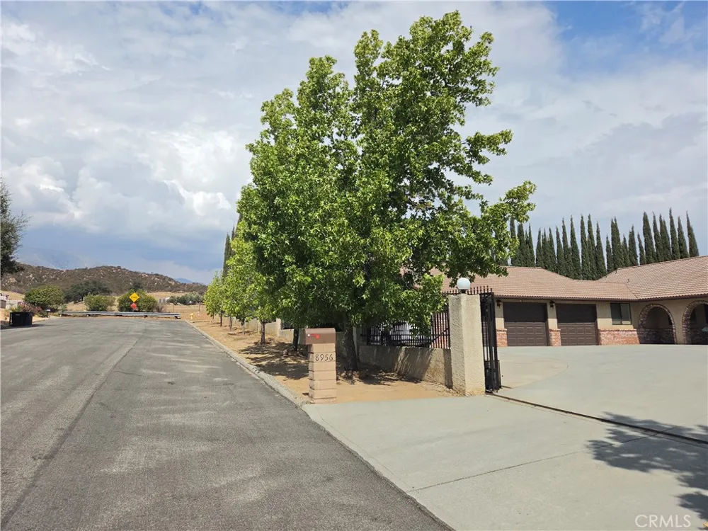 8956 Oak Creek Rd Cherry Valley, CA 92223
