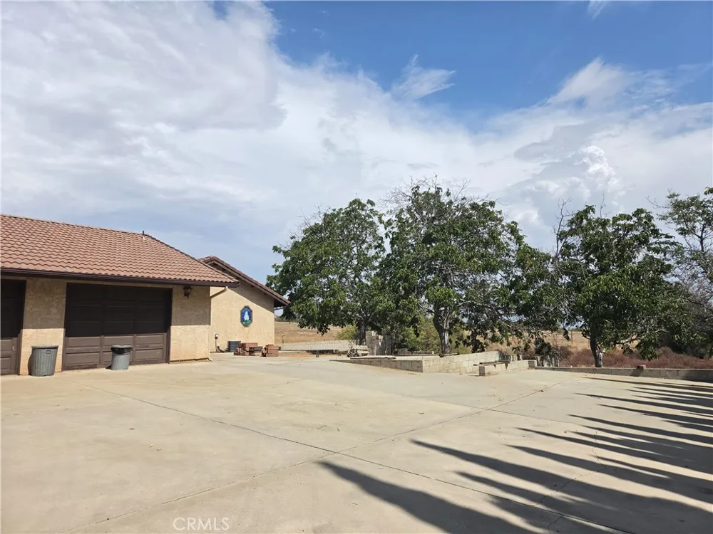 8956 Oak Creek Rd Cherry Valley, CA 92223