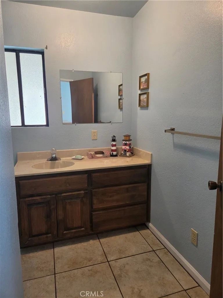 8956 Oak Creek Rd Cherry Valley, CA 92223