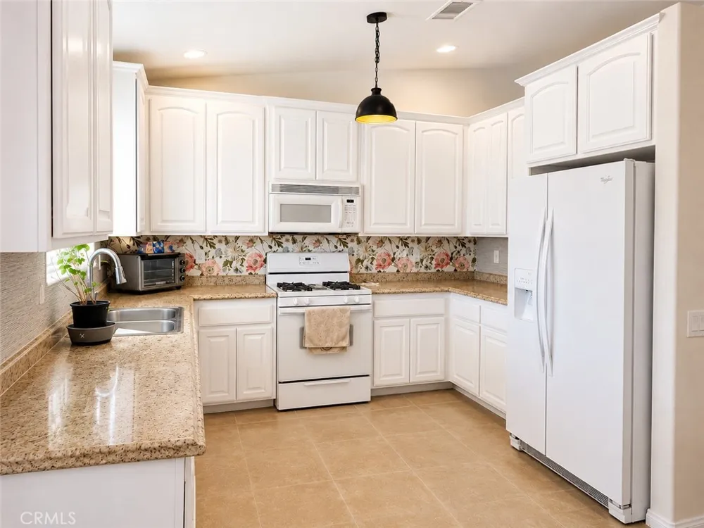 7619 DUMOSA AVENUE Yucca Valley, CA 92284