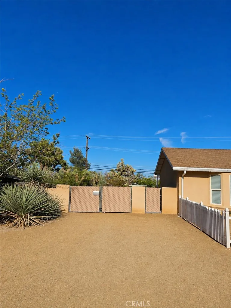 7619 DUMOSA AVENUE Yucca Valley, CA 92284